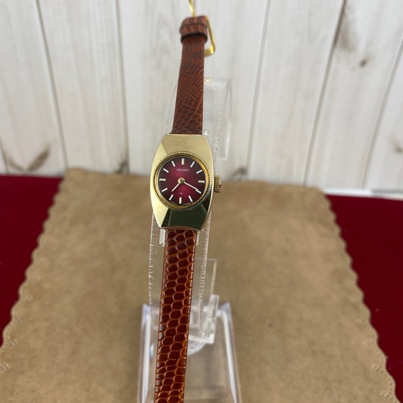 Vintage Ladies Seiko Hand Wind Dress Wrist Watch Red Dial white hands markers - Picture 2 of 9